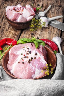 pişmemiş domuz eti