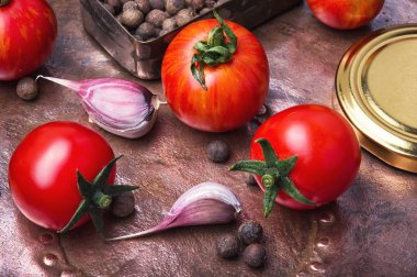 sonbaharda turşusu domates