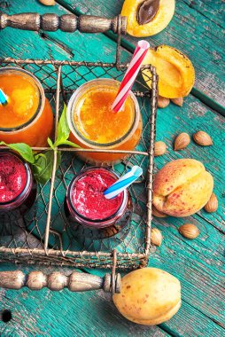 Kayısı smoothies ile jar