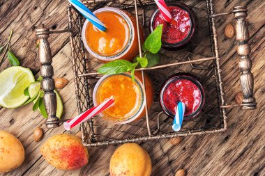 Kayısı smoothies ile jar