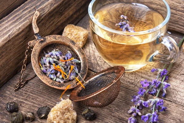 Curación, té de hierbas con lavanda — Foto de Stock