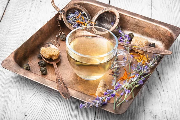 Curación, té de hierbas con lavanda — Foto de Stock