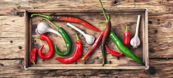 Cayenne and garlic in old box — Stock Photo, Image