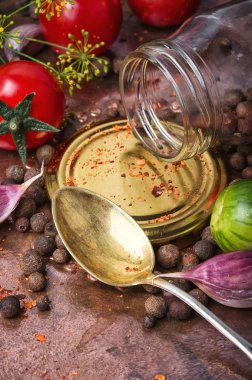 Ev yapımı turşu domates