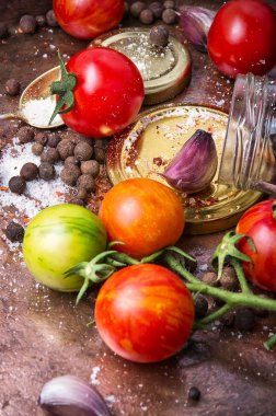 Ev yapımı turşu domates