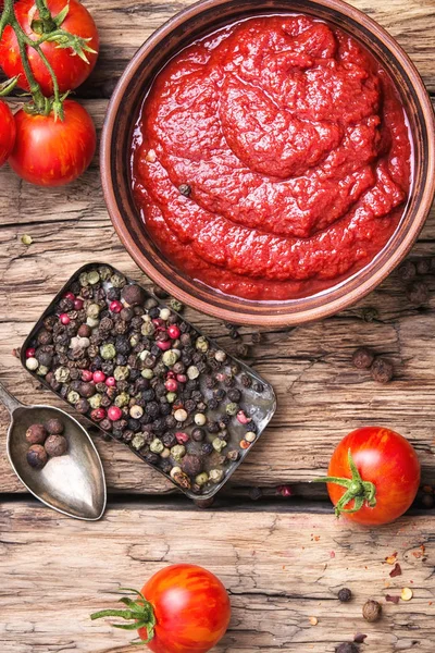 Ketchup di pomodoro in ciotola — Foto Stock