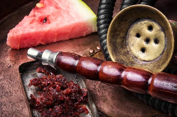 Exotiska shisha vattenpipa med vattenmelon — Stockfoto