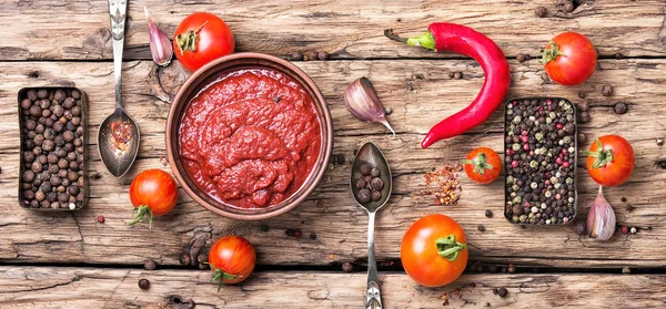 Salsa di pomodoro e peperoncino — Foto Stock