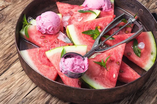 Ice cream met watermeloen — Stockfoto