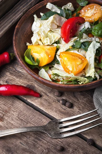 Bahar sebze salatası