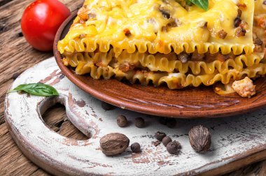 İtalyan geleneksel lazanya