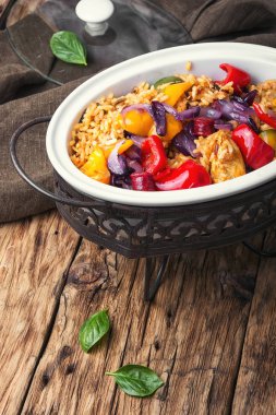 Creole Jambalaya tavuk ve sosis ile