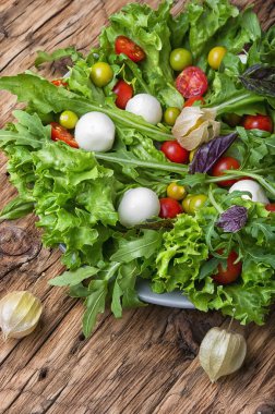 Baharatlı bahar sebze salatası