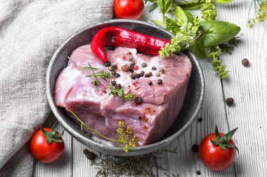 pişmemiş domuz eti