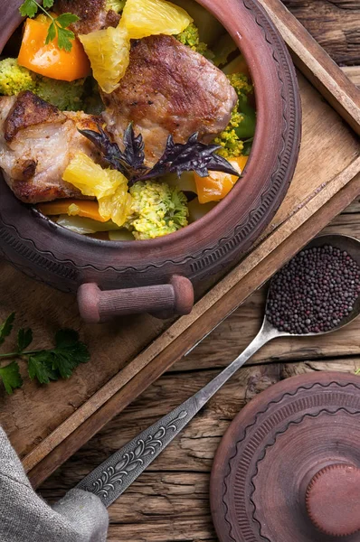 Stufato di manzo in vaso di ceramica — Foto Stock