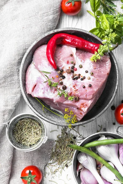 pişmemiş domuz eti