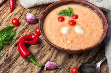 Fesleğenli Gazpacho çorbası