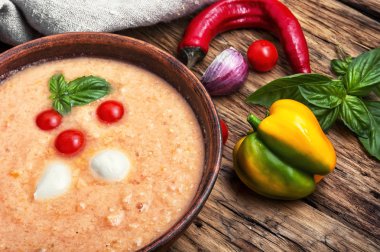 Fesleğenli Gazpacho çorbası