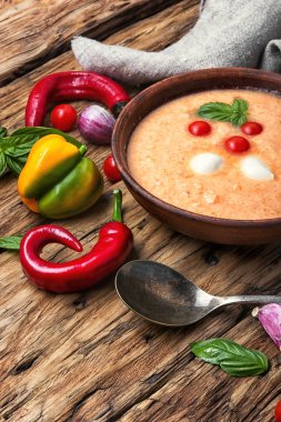 Fesleğenli Gazpacho çorbası
