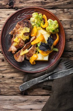 Seramik kap içinde sığır eti güveç