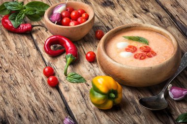 Fesleğenli Gazpacho çorbası