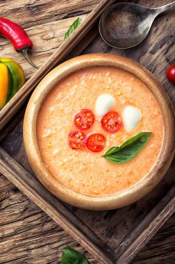 Fesleğenli Gazpacho çorbası