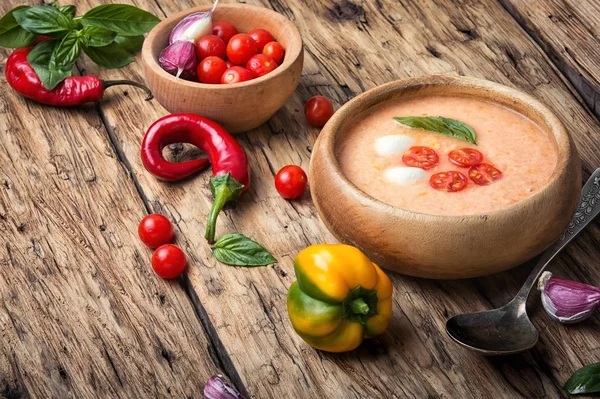 Fesleğenli Gazpacho çorbası