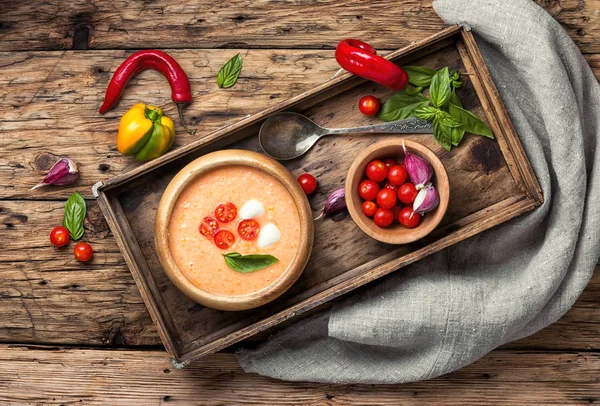 Fesleğenli Gazpacho çorbası