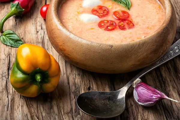Fesleğenli Gazpacho çorbası