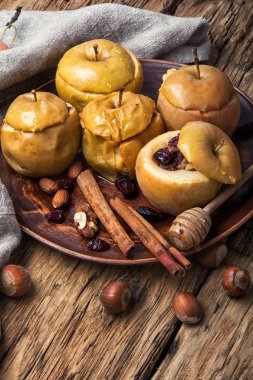 sonbahar elma pişmiş