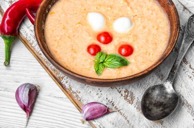 Fesleğenli Gazpacho çorbası