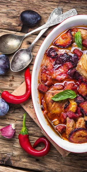 Ragout van het vlees in plum saus — Stockfoto