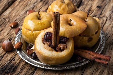 sonbahar elma pişmiş