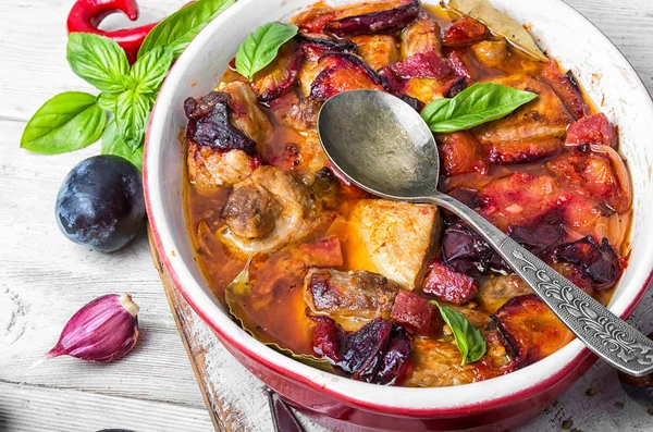 Ragu de carne em molho de ameixa — Fotografia de Stock