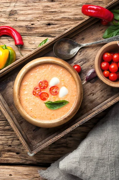 Fesleğenli Gazpacho çorbası