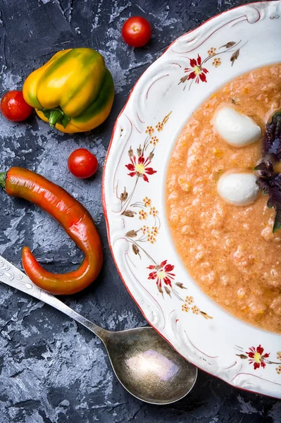 Gazpacho soep met basilicum — Stockfoto