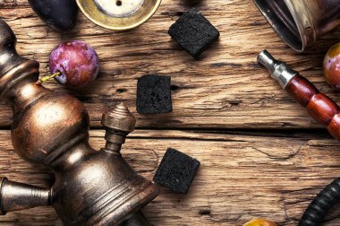 Erik üzerinde sigara nargile