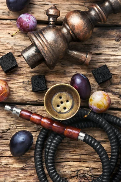 Erik üzerinde sigara nargile