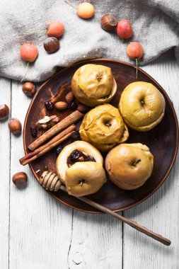 pişmiş sonbahar elma