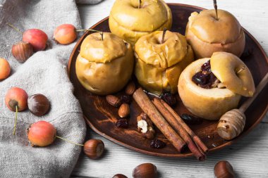 pişmiş sonbahar elma