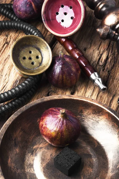 Cachimbo árabe com figos — Fotografia de Stock