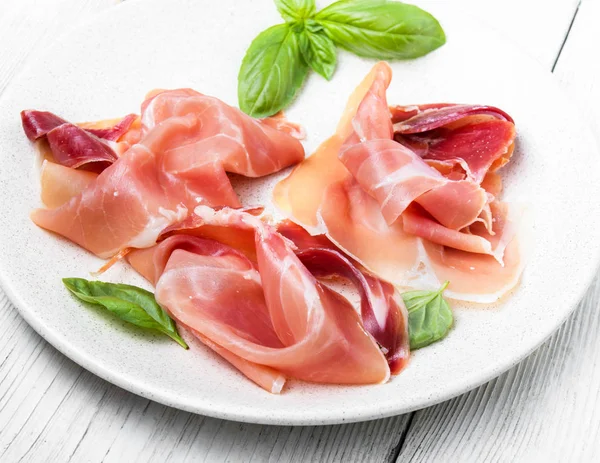 dilimlenmiş jambon çanak üzerinde hizmet