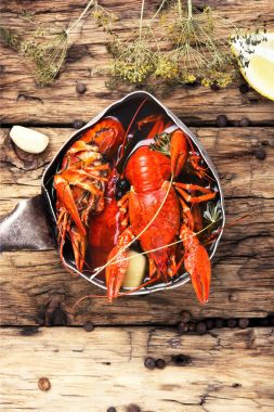 tavada haşlanmış kabuklu deniz ürünleri