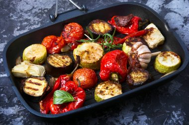 Bir tavada ızgara sebze