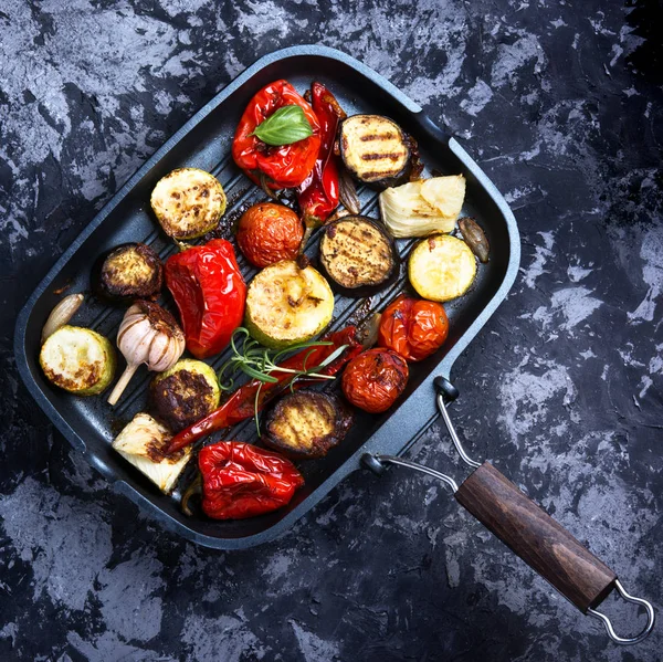 Bir tavada ızgara sebze