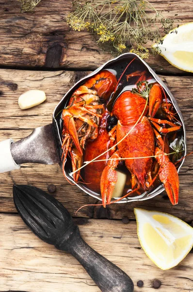 tavada haşlanmış kabuklu deniz ürünleri