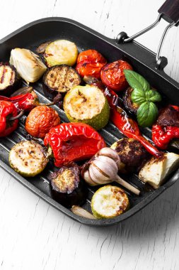 Bir tavada ızgara sebze