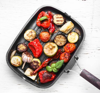 Bir tavada ızgara sebze