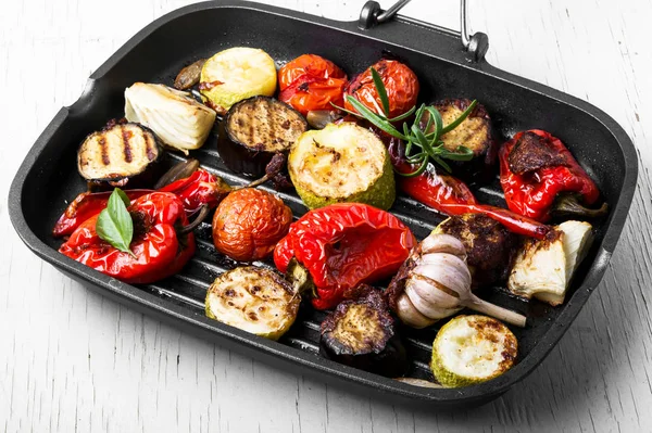 Bir tavada ızgara sebze