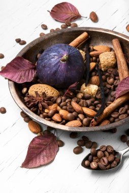 Türk kahvesi incir ile